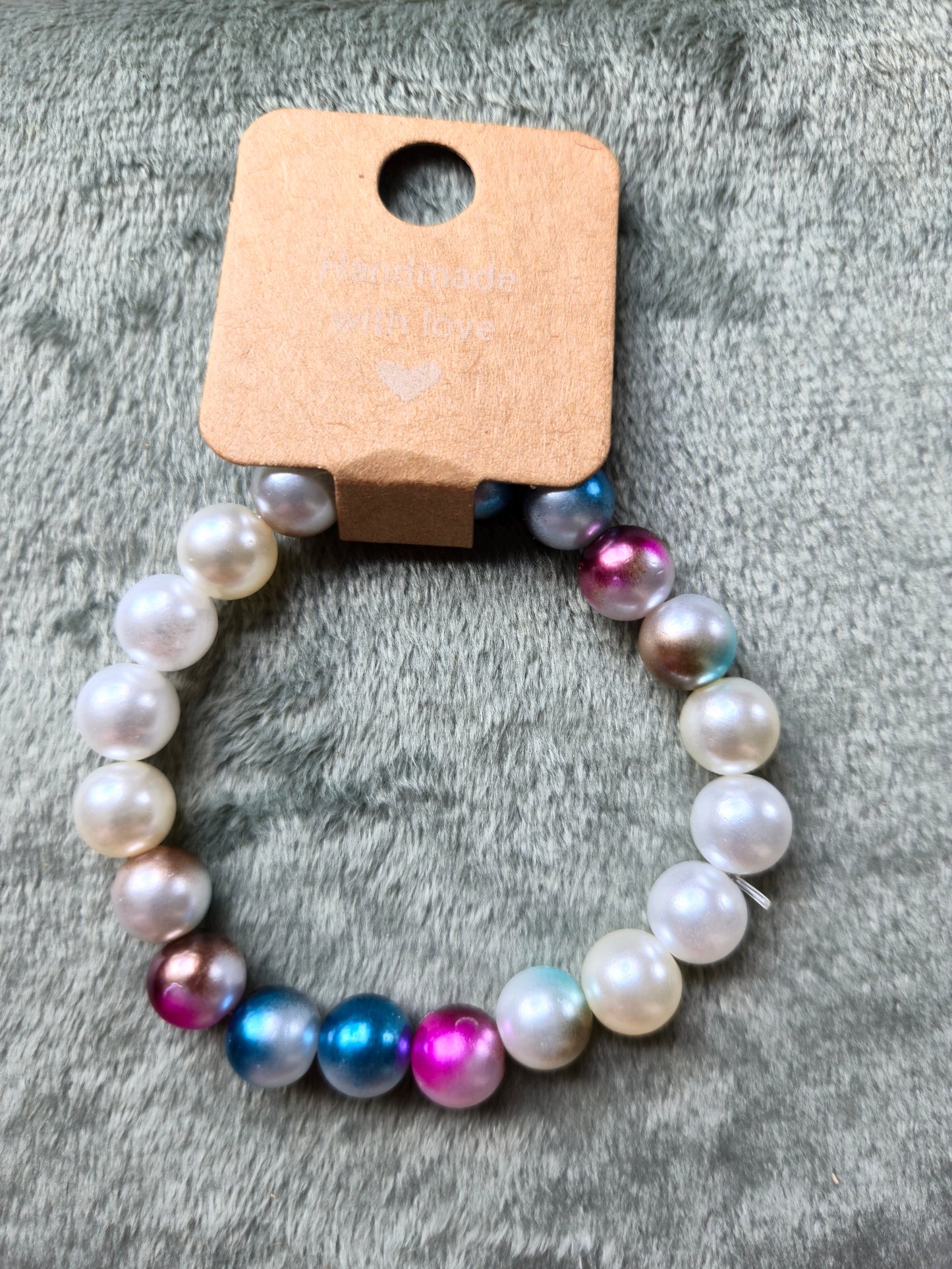 White and multicolored beaded bracelet made with large beads