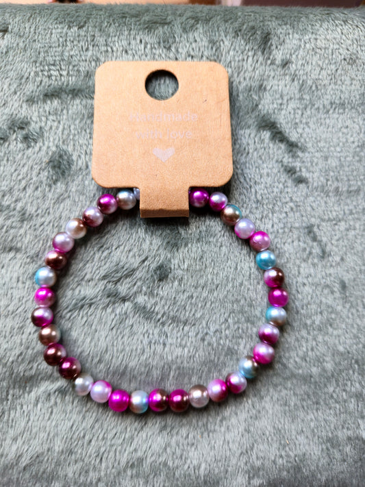 Multi pinks colored beaded bracelet